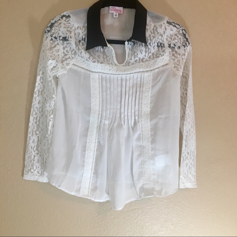 Lacy Pleated white with black collar size 3